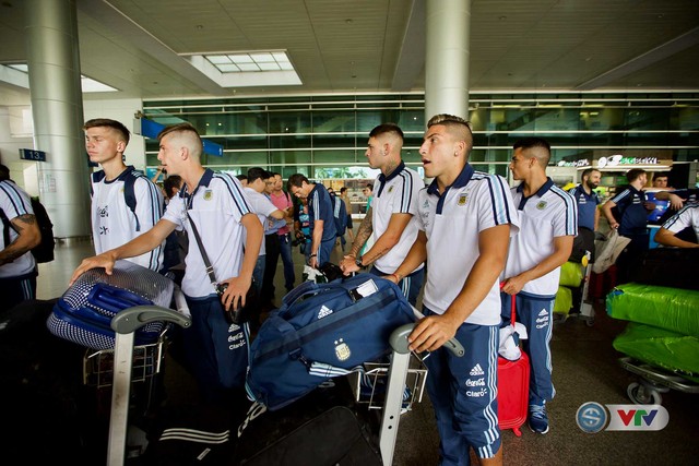 Ảnh: U20 Argentina được chào đón như người nhà tại sân bay Tân Sơn Nhất! - Ảnh 9.