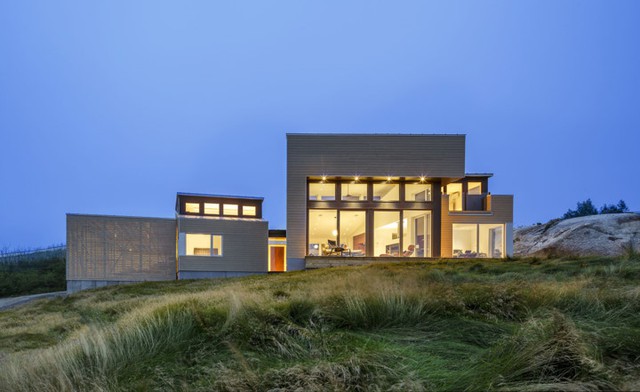 Ngôi nhà có thiết kế độc đáo giữa núi đá ở Canada - Ảnh 1.