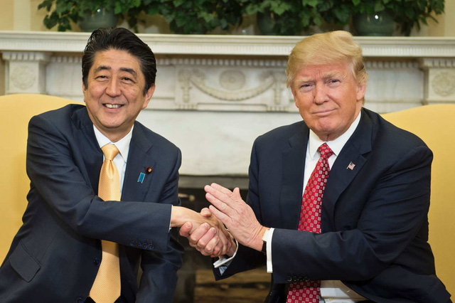 Điều gì ẩn sau cái bắt tay 19 giây giữa Tổng thống Mỹ và Thủ tướng Nhật? - Ảnh 2.