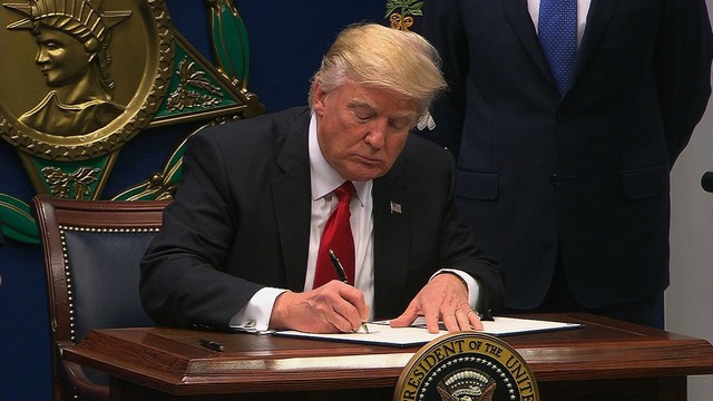 Mỹ bãi bỏ quy định cấm nhập cảnh, dù Tổng thống Trump phản đối - Ảnh 1.