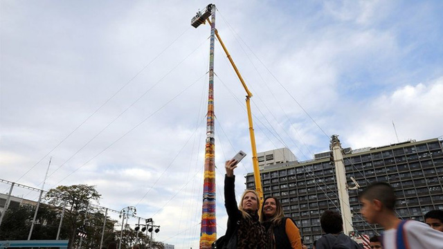 Nỗ lực lập kỷ lục thế giới với tháp Lego cao gần 40m - Ảnh 2.