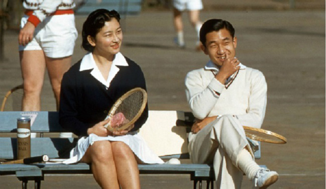 Chuyện tình đẹp từ sân tennis của Nhà vua và Hoàng hậu Nhật Bản - Ảnh 1.