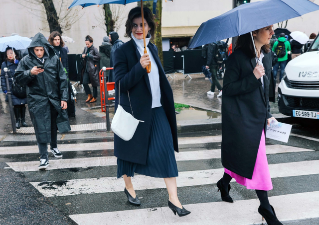 Mặc mưa rét, các tín đồ thời trang vẫn đua nhau khoe dáng ở Paris - Ảnh 9.