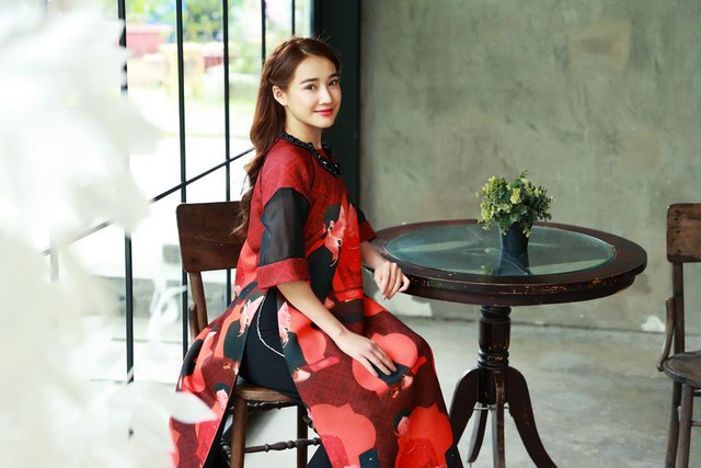 Nữ diễn viên Việt rạng rỡ đón Xuân sớm trong tà áo dài - Ảnh 1.