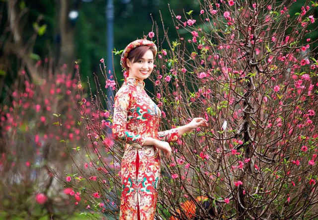 Nữ diễn viên Việt rạng rỡ đón Xuân sớm trong tà áo dài - Ảnh 3.