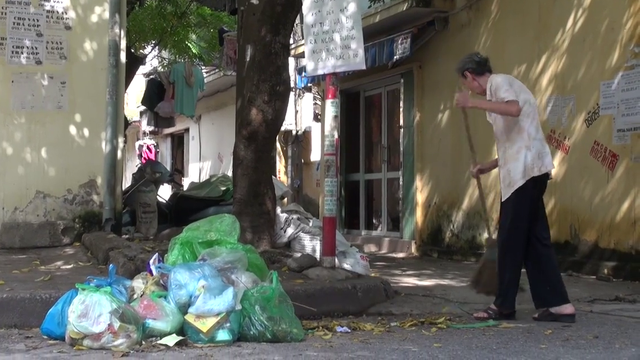 Gặp gỡ cụ bà hơn 10 năm dọn rác không công cho khu phố - Ảnh 1.
