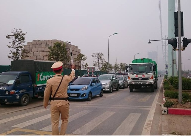 Ra quân xử phạt hành vi lấn làn xe bus nhanh BRT - Ảnh 1.