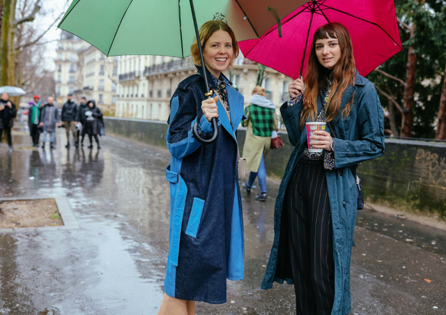 Mặc mưa rét, các tín đồ thời trang vẫn đua nhau khoe dáng ở Paris - Ảnh 11.