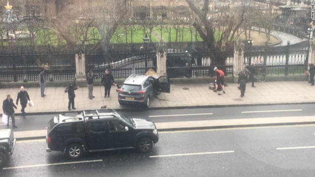 Nổ súng ngoài tòa nhà Quốc hội Anh: Ít nhất 1 người chết, Thủ tướng an toàn - Ảnh 1.