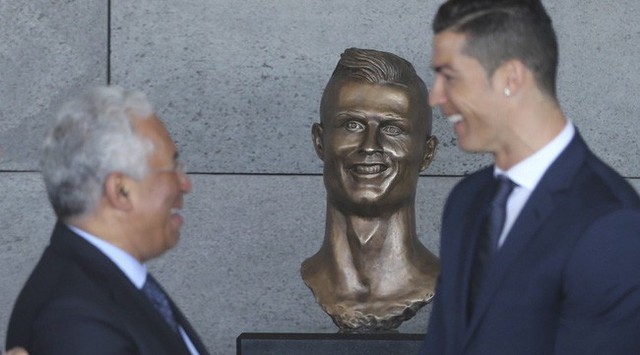 Ronaldo đã có tượng mới đẹp hơn nhiều thảm họa ở quê nhà - Ảnh 1.