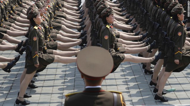 Triều Tiên phô diễn sức mạnh, cảnh báo đáp trả bằng tấn công hạt nhân trong lễ diễu binh lớn nhất lịch sử - Ảnh 3.
