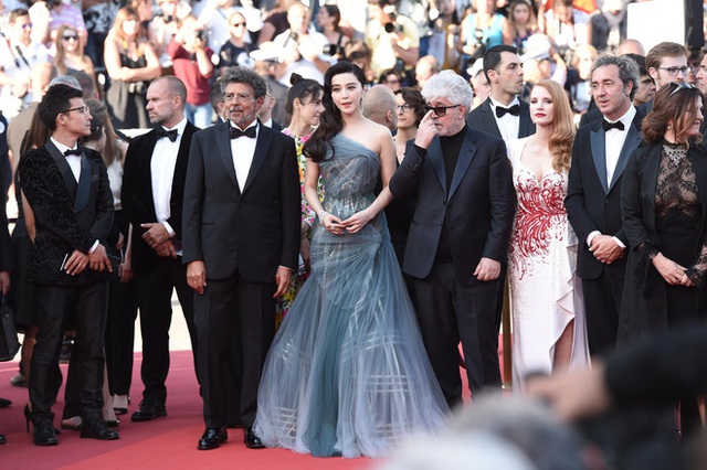 Phạm Băng Băng hút mắt với váy xuyên thấu trên thảm đỏ bế mạc Cannes 2017 - Ảnh 1.