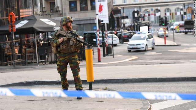 Bỉ: Đánh bom khủng bố trong nhà ga ở Brussels, cảnh sát bắn hạ nghi phạm - Ảnh 1.