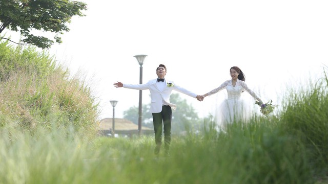 Tuổi thanh xuân 2: Trọn vẹn bộ ảnh đám cưới đẹp như mơ của Linh (Nhã Phương) và Junsu (Kang Tae Oh) - Ảnh 11.