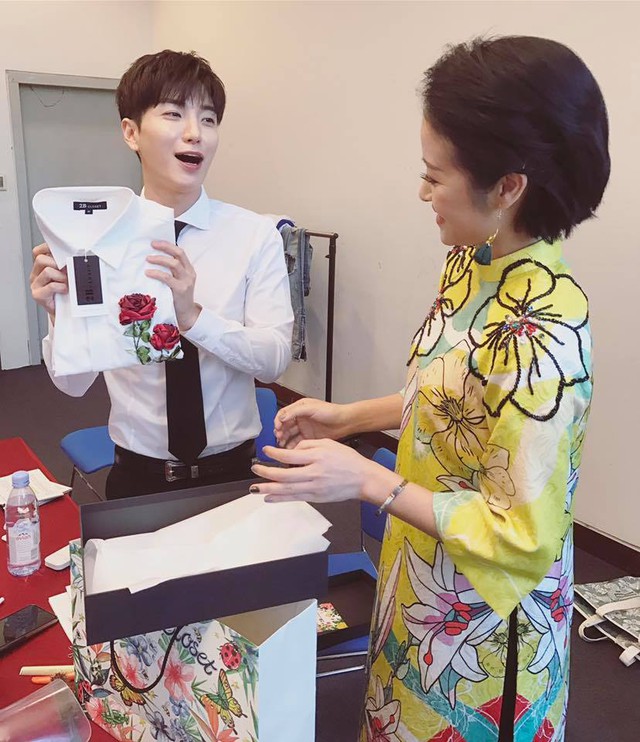 MC Phí Linh khiến fan Kpop ghen tị vì tặng quà cho Leeteuk, chụp ảnh cùng SNSD - Ảnh 2.