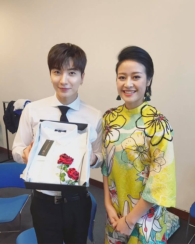 MC Phí Linh khiến fan Kpop ghen tị vì tặng quà cho Leeteuk, chụp ảnh cùng SNSD - Ảnh 3.