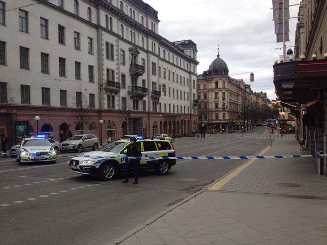 Thụy Điển: Xe tải lao vào đám đông, ít nhất 3 người thiệt mạng - Ảnh 2.