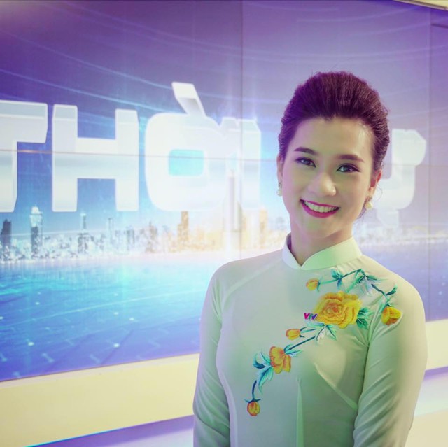 BTV Khánh Trang với những chiếc áo dài gây thương nhớ trong Bản tin 19h - Ảnh 8.