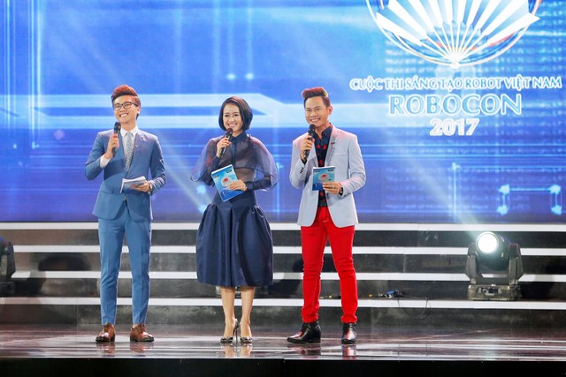 MC Phí Linh choáng váng vì được đề cử VTV Awards 2017 - Ảnh 1.