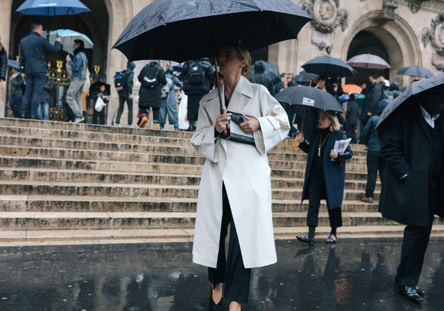Mặc mưa rét, các tín đồ thời trang vẫn đua nhau khoe dáng ở Paris - Ảnh 4.