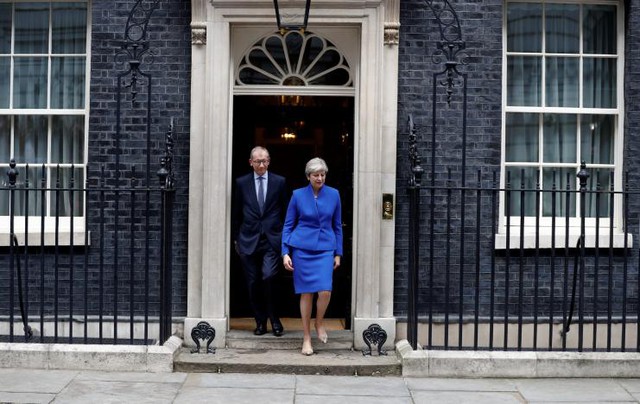 Hậu bầu cử, Thủ tướng May diện kiến Nữ hoàng Anh đề xuất thành lập Chính phủ mới - Ảnh 1.
