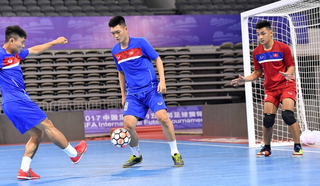 ẢNH: ĐT futsal Việt Nam đã có buổi tập đầu tiên tại Trung Quốc - Ảnh 4.