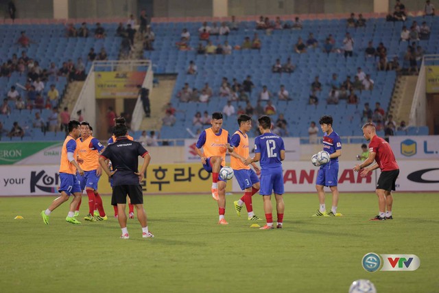 Ảnh: Các cầu thủ khởi động trước trận U22 Việt Nam - Tuyển các ngôi sao K-League - Ảnh 3.