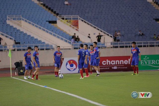 Ảnh: Các cầu thủ khởi động trước trận U22 Việt Nam - Tuyển các ngôi sao K-League - Ảnh 2.