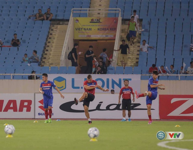 Ảnh: Các cầu thủ khởi động trước trận U22 Việt Nam - Tuyển các ngôi sao K-League - Ảnh 1.