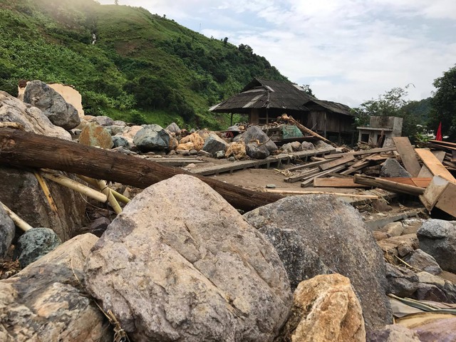 Cảnh hoang tàn sau cơn lũ quét khiến nhiều người chết, mất tích tại Sơn La - Ảnh 3.