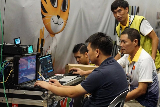 Đài THVN ghi hình trực tiếp thi đấu bóng chuyền nam và nữ tại SEA Games 29 - Ảnh 5.