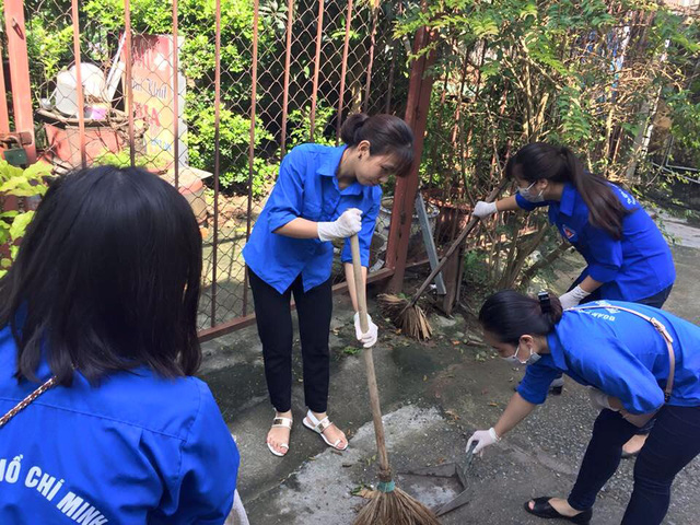 Thanh niên Hà Nội ra quân vệ sinh môi trường sau bão số 10 - Ảnh 2.