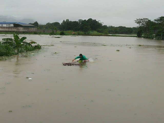 Mưa lớn, nhiều nơi tại Thanh Hóa ngập trong biển nước - Ảnh 7.
