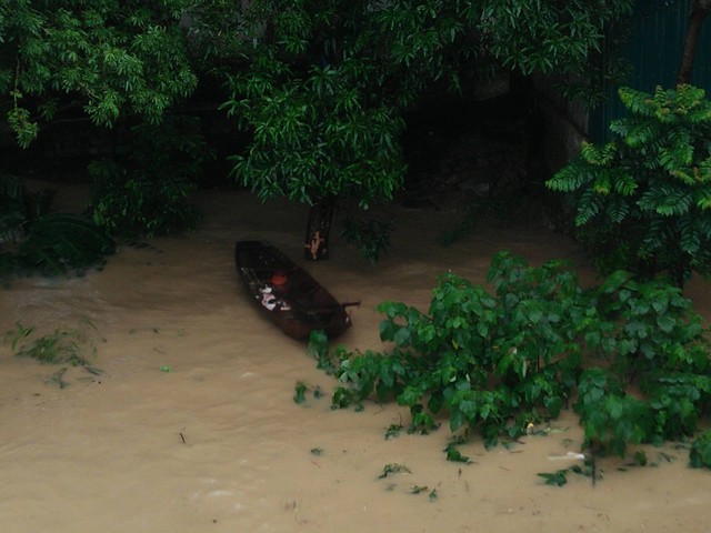 Mưa lớn, nhiều nơi tại Thanh Hóa ngập trong biển nước - Ảnh 6.