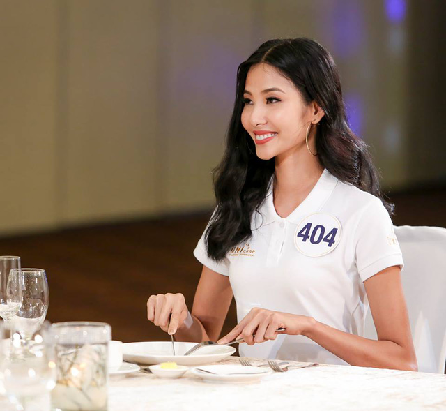 Thí sinh Hoa hậu Hoàn vũ Việt Nam 2017 lúng túng khi học lễ nghi trên bàn ăn - Ảnh 4.