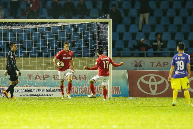 VIDEO: Dyachenko ghi 4 bàn, Than Quảng Ninh hòa kịch tính CLB Hà Nội - Ảnh 1.