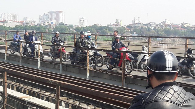 Người dân hiếu kỳ đứng đông nghẹt cầu Long Biên xem gỡ bom - Ảnh 1.