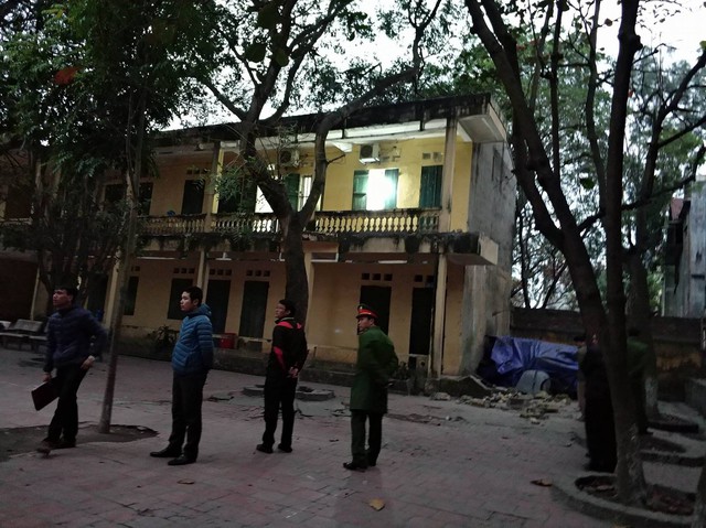 Sập lan can trường Tiểu học Văn Môn, Bắc Ninh, 13 trẻ nhập viện - Ảnh 7.