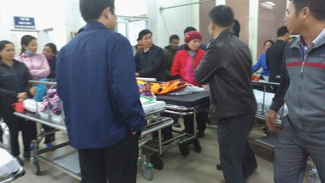 Sập lan can trường Tiểu học Văn Môn, Bắc Ninh, 13 trẻ nhập viện - Ảnh 4.