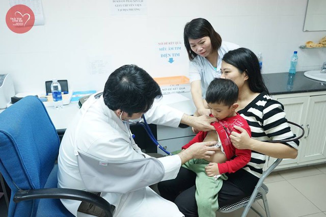 Trái tim cho em: 1500 em nhỏ tham gia khám sàng lọc tim bẩm sinh tại Huế - Ảnh 9.