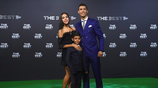 Ronaldo, Griezmann cùng dàn sao bóng đá khoe sắc trên thảm xanh của The Best - Ảnh 3.