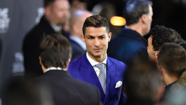 Ronaldo, Griezmann cùng dàn sao bóng đá khoe sắc trên thảm xanh của The Best - Ảnh 1.