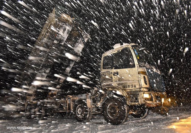 Tuyết rơi dày cản trở giao thông tại Trung Quốc - Ảnh 3.