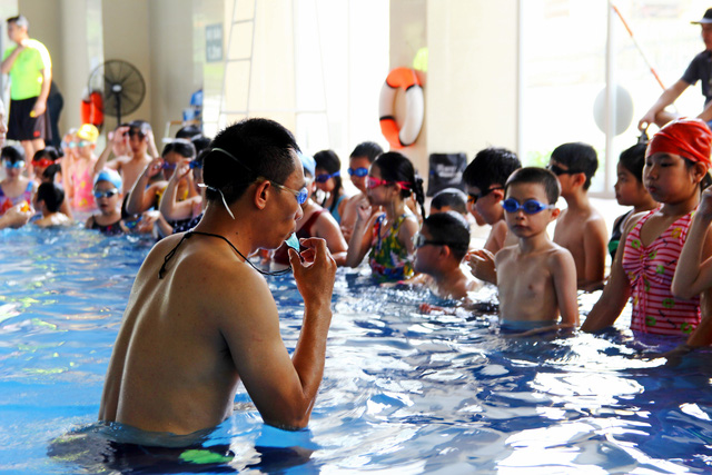 Lớp dạy bơi và phòng chống đuối nước miễn phí cho trẻ em ở Hà Nội  - Ảnh 2.