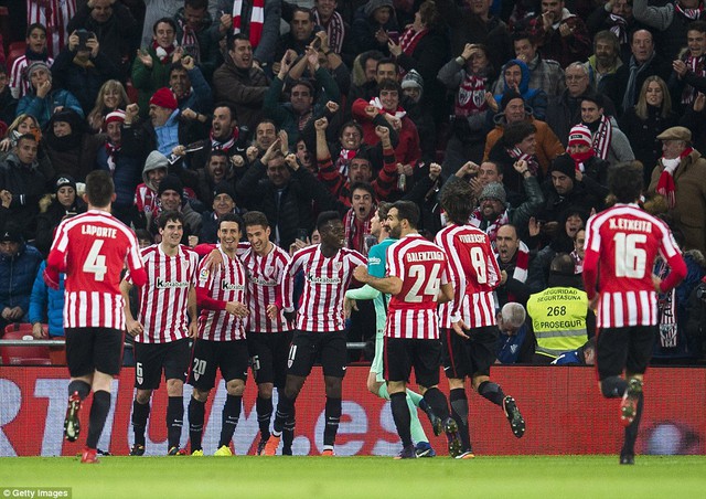 A.Bilbao 2-1 Barcelona: Chơi hơn 2 người, Barcelona vẫn nhận thất bại - Ảnh 1.
