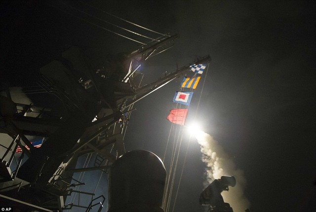 Mỹ bất ngờ bắn hàng chục quả tên lửa vào Syria, khẳng định thông báo cho Nga trước khi tấn công - Ảnh 1.