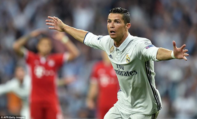 Lập hat-trick vào lưới Bayern Munich, Ronaldo chính thức chạm cột mốc 100 bàn tại Champions League - Ảnh 1.
