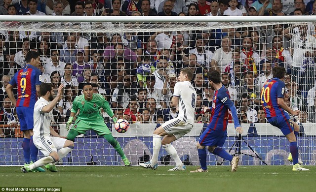 Real Madrid 2-3 Barcelona: Máu, kịch tính và siêu nhân - Ảnh 11.