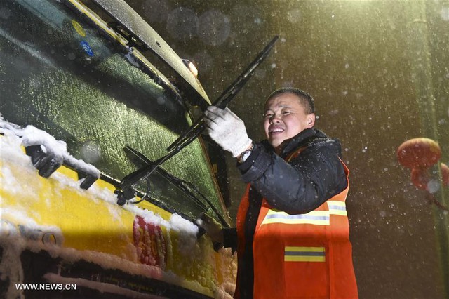 Tuyết rơi dày cản trở giao thông tại Trung Quốc - Ảnh 4.