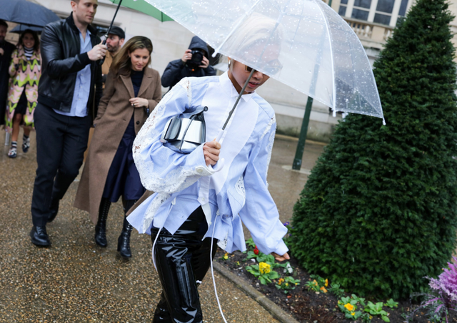 Mặc mưa rét, các tín đồ thời trang vẫn đua nhau khoe dáng ở Paris - Ảnh 12.